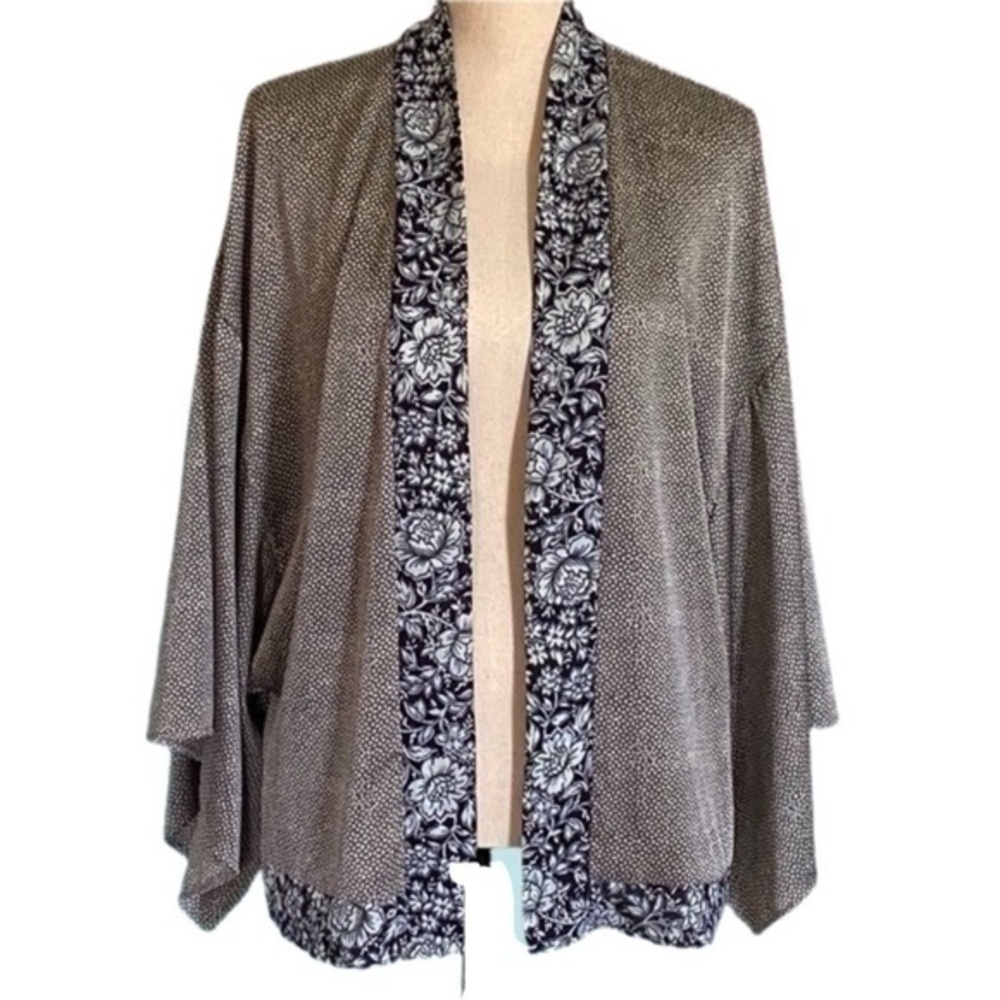 KIMCHI BLUE/URBAN OUTFITTERS grey and blue soft and silky short kimono. XS. EUC